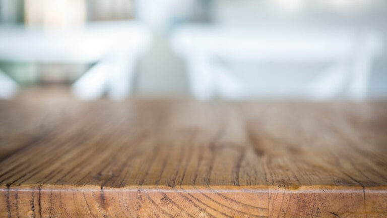 Plan de travail en bois massif : pourquoi le chêne reste une référence ?