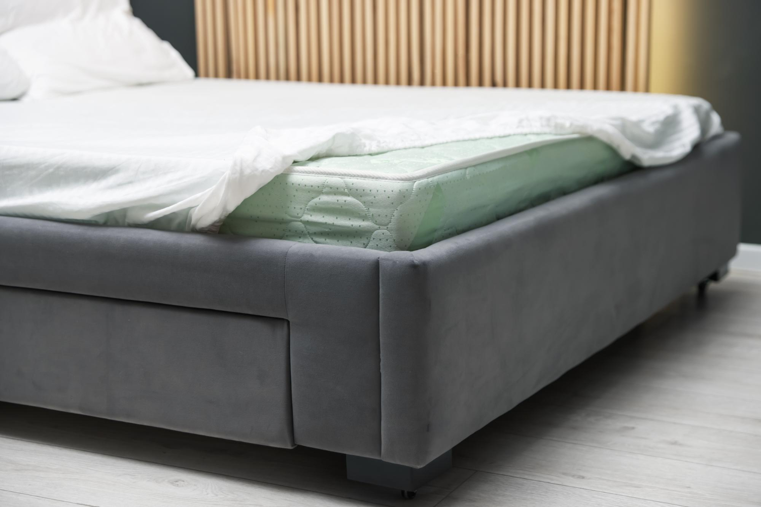 Gros plan d'un lit confortable avec un nouveau matelas moelleux en intérieur
